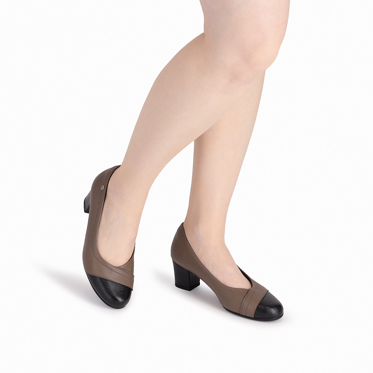 modelando zapatillas de tacón medio cuadrado de 5 cm y color bicolor café negro en puntera para mujer, suela adherente y plantilla anatómica