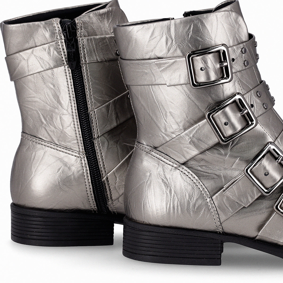 Botas color gris plateado para mujer arriba del tobillo con cierre lateral tacón bajo con hebillas y suela negra