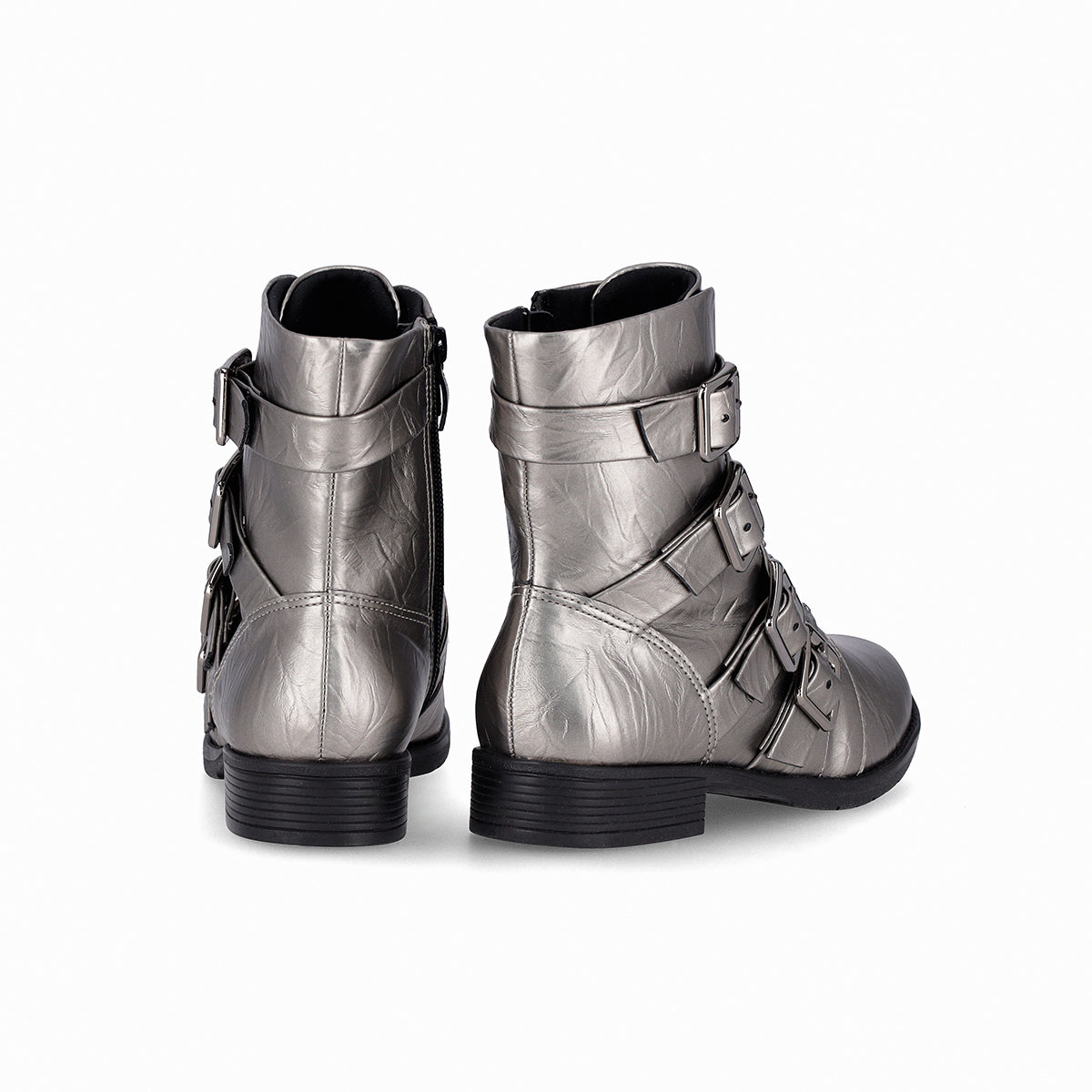 Botas color gris plateado para mujer arriba del tobillo con cierre lateral tacón bajo con hebillas y suela negra desde atrás