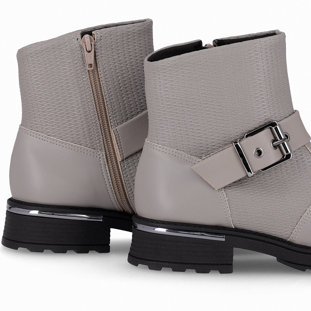 Botas color gris al tobillo de tacón bajo con cierre y hebilla decorativa mujer