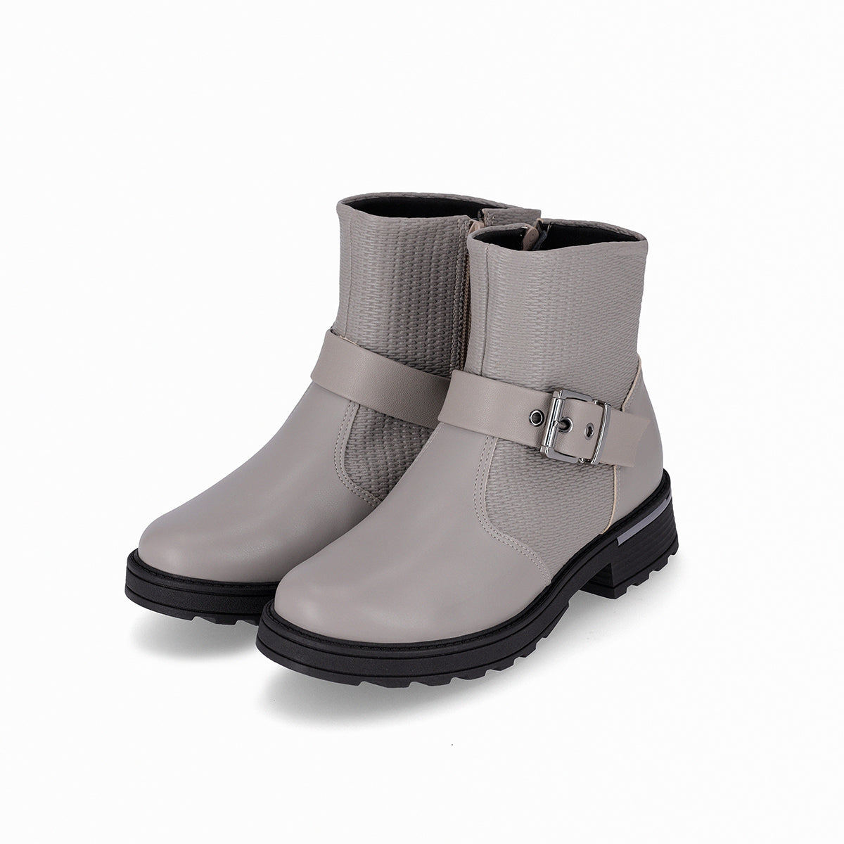 Botas color gris al tobillo de tacón bajo y hebilla decorativa suela negra