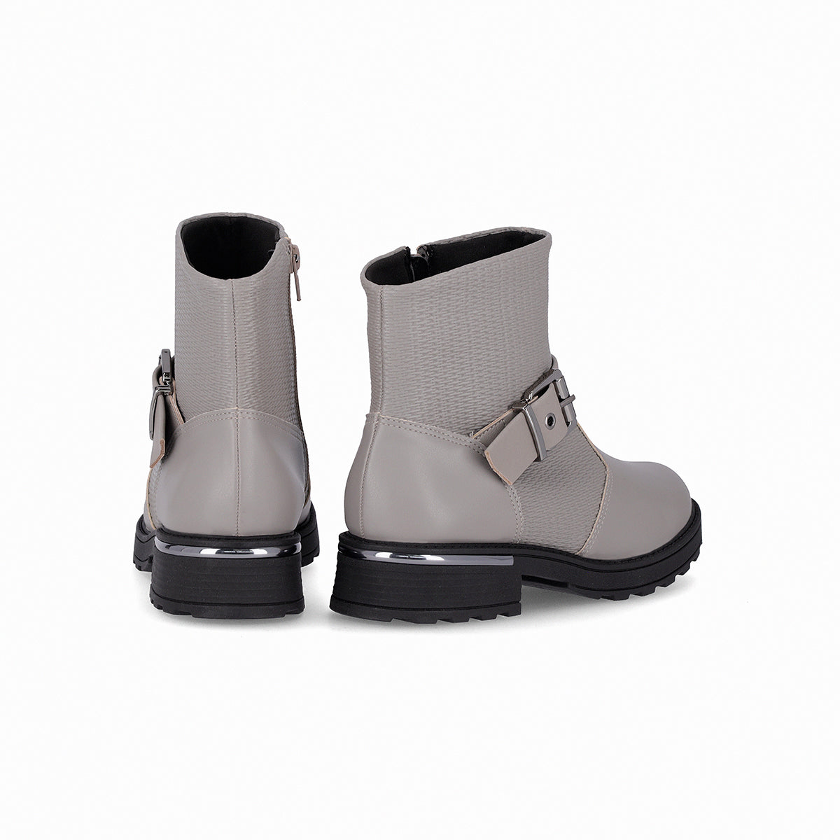 Botas para mujer color gris al tobillo de tacón bajo, detalle metálico en tacón y hebilla decorativa