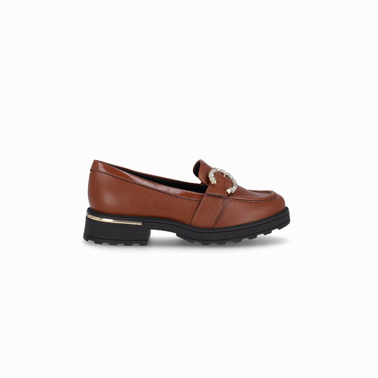 Mocasín de tacón medio con detalle dorado al frente – Gisa