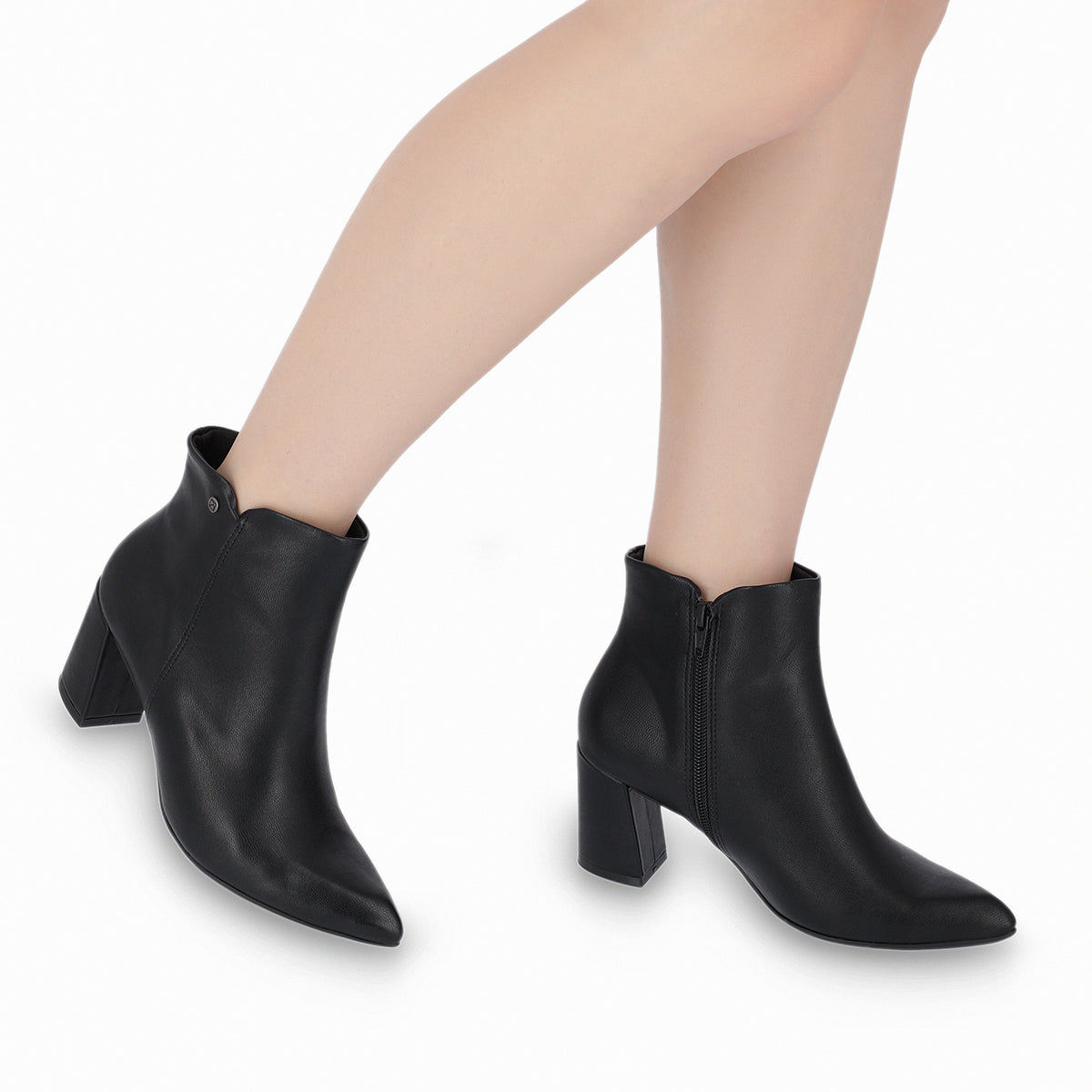 modelo con botines color negro al tobillo tacón alto 6.5cm con cierre lateral para mujer. Elegante y cómodo, suela adherente, cierre lateral y diseño ideal para juanetes.