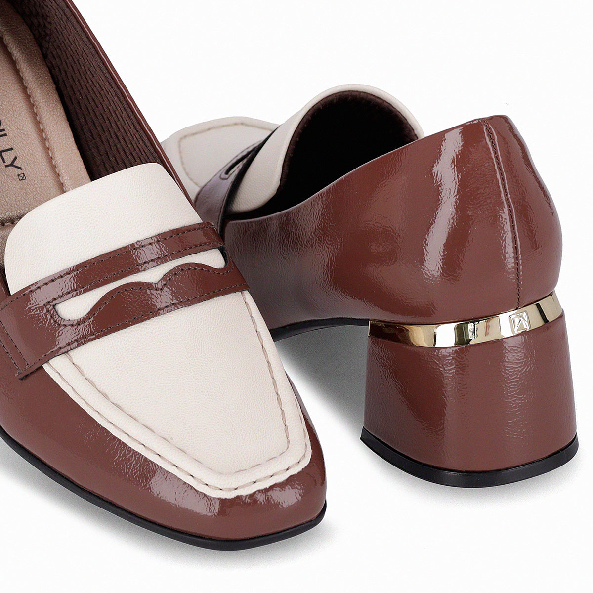 Mocasines bicolor café y blanco para mujer tacón medio 5 cm diseño clásico detalle dorado en el tacón