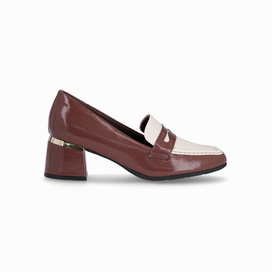 Mocasín café para mujer tacón medio diseño clásico