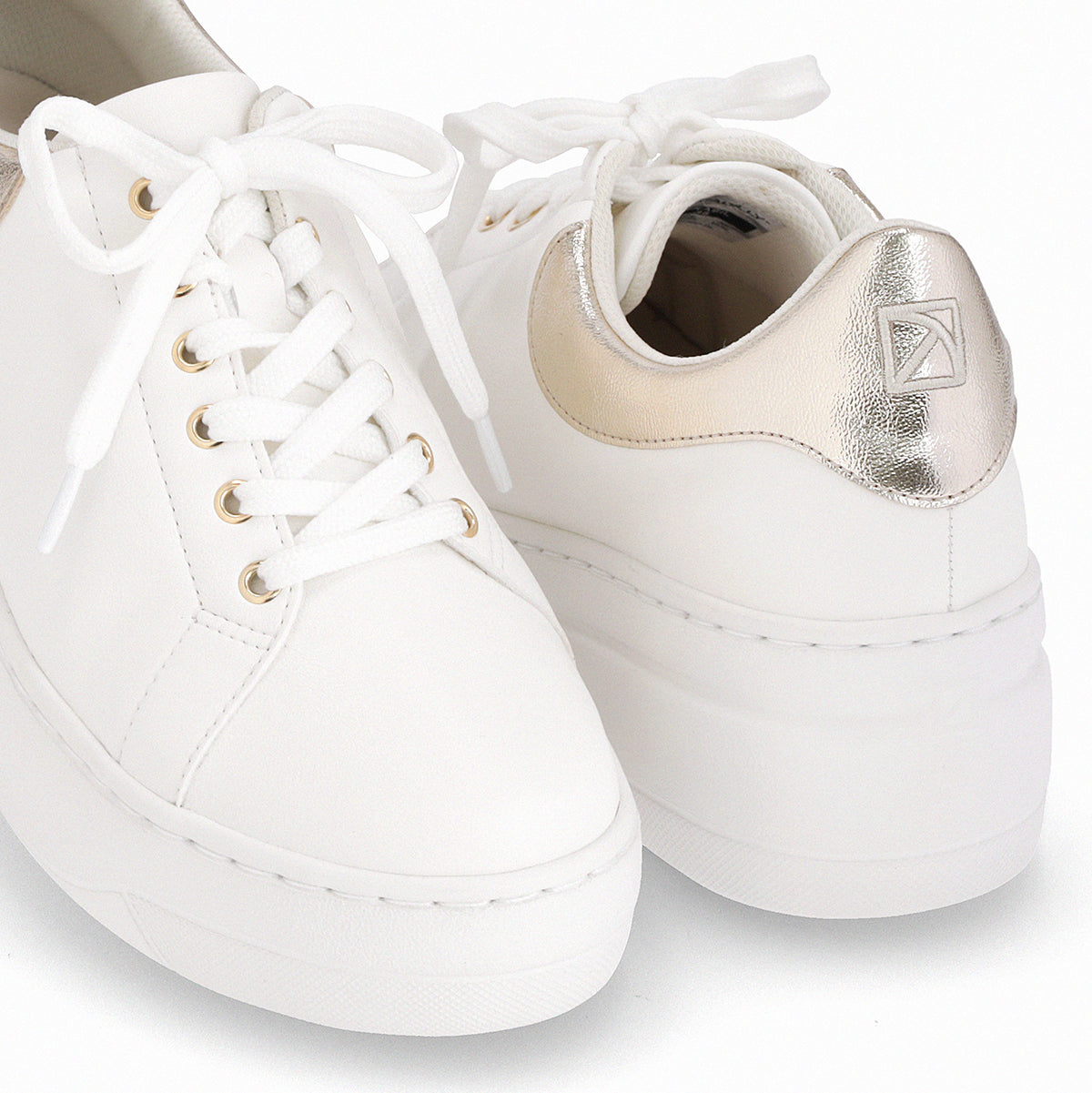 Par de tenis casuales color blanco con plataforma 5 cm y WIDE FIT para mujer. Colección Morgana, diseño moderno con detalle metálico en la parte de la corona del tenis.