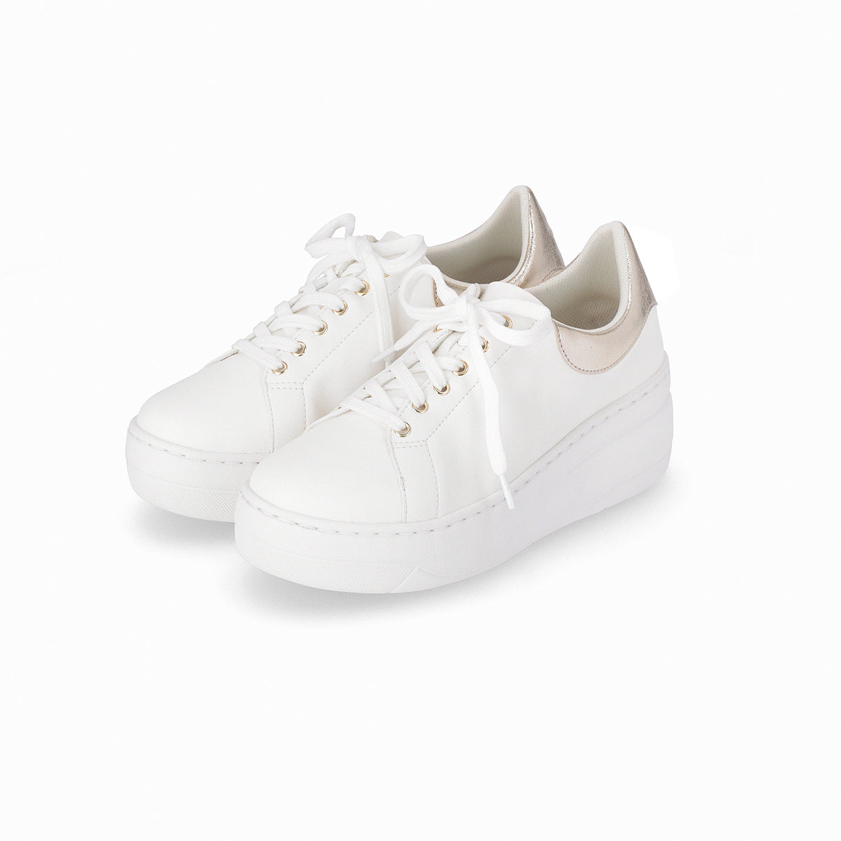 Par de tenis casuales color blanco con plataforma 5 cm y WIDE FIT para mujer. Colección Morgana, diseño moderno con detalle metálico. Cómodos y funcionales.