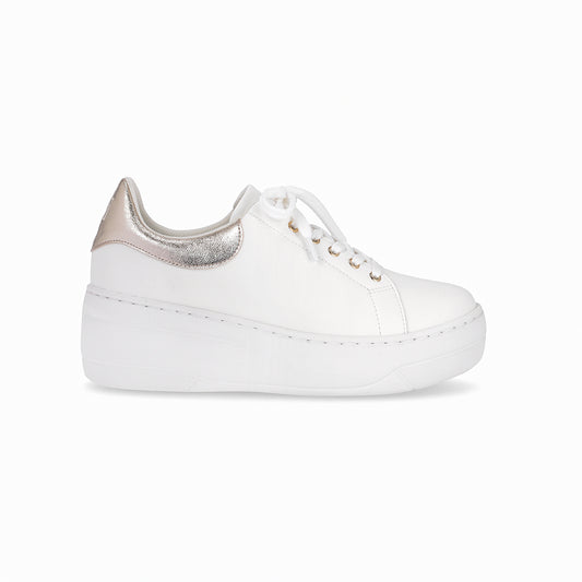 Tenis casuales color blanco con plataforma 5 cm y WIDE FIT para mujer. Colección Morgana, diseño moderno con detalle metálico. Cómodos y funcionales.