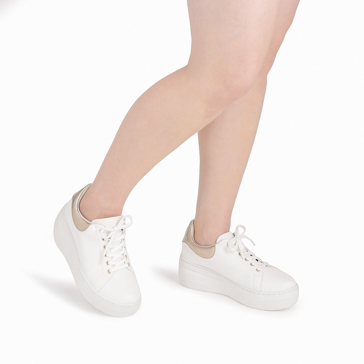 Par de tenis casuales color blanco con plataforma 5 cm y WIDE FIT para mujer. Colección Morgana, diseño moderno con detalle metálico.