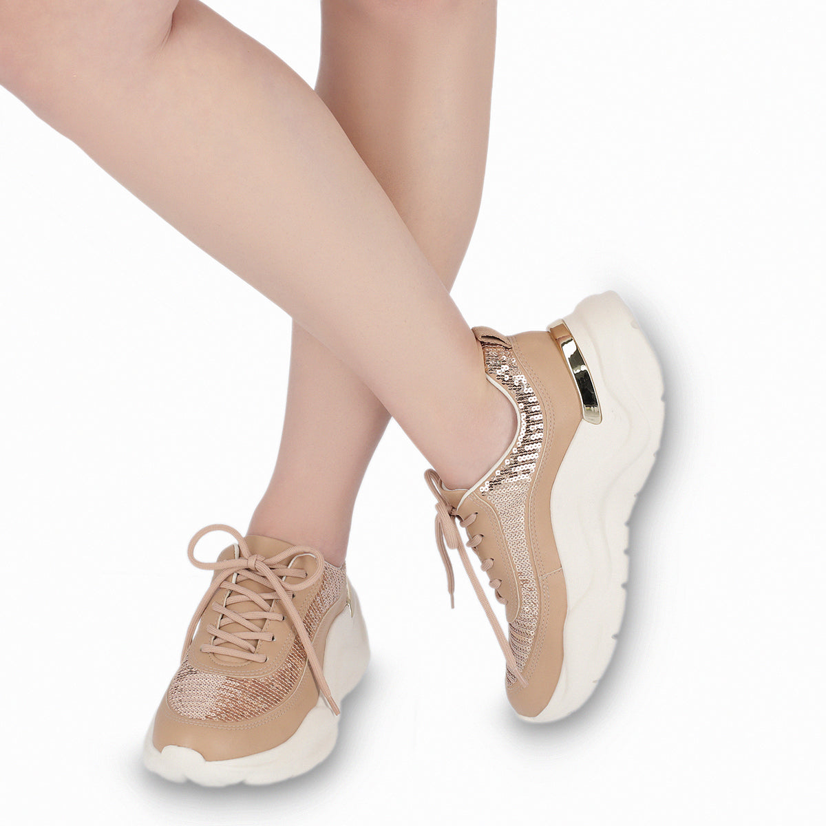modelo con tenis color beige de cuña media con lentejuelas y plantilla anatómica para fascitis plantar para mujer