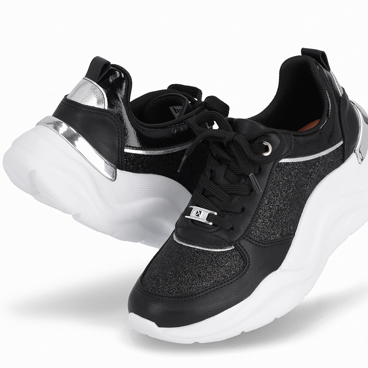 Tenis con detalla de brillos - Fascitis