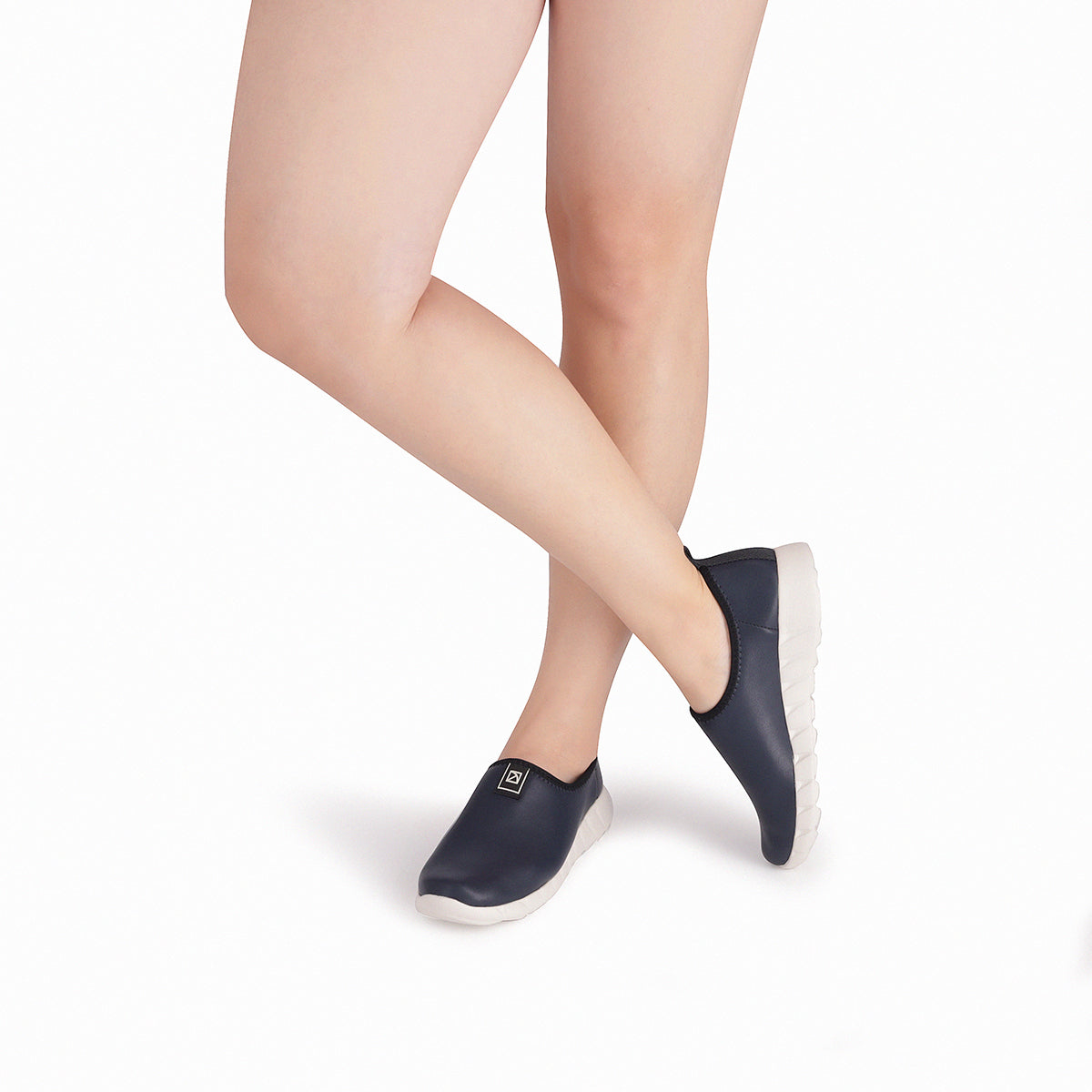 Modelo con tenis minimalistas color azul marino casuales cerrados para mujer, colección Eliane, cuña media 3.5 cm. Estilo casual, versátil y cómodo con amortiguación.