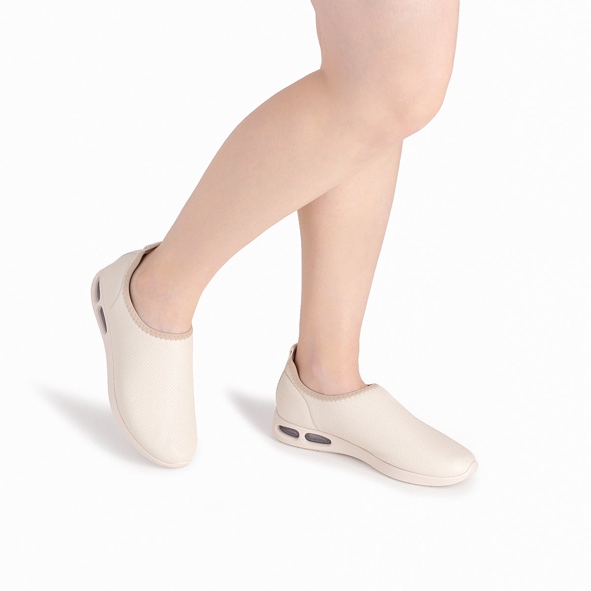 Piernas con tenis casuales color blanco cerrado con amortiguación Soft Step para mujer, suela de 2.5 cm. Estilo casual, versátiles y cómodos con absorción de impactos.