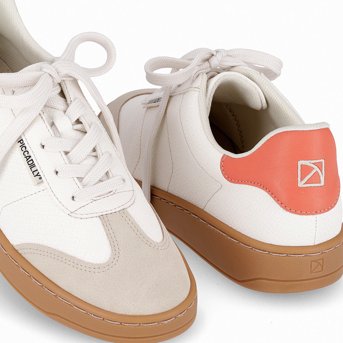 par de tenis casuales blancos con agujetas con suela beige para mujer