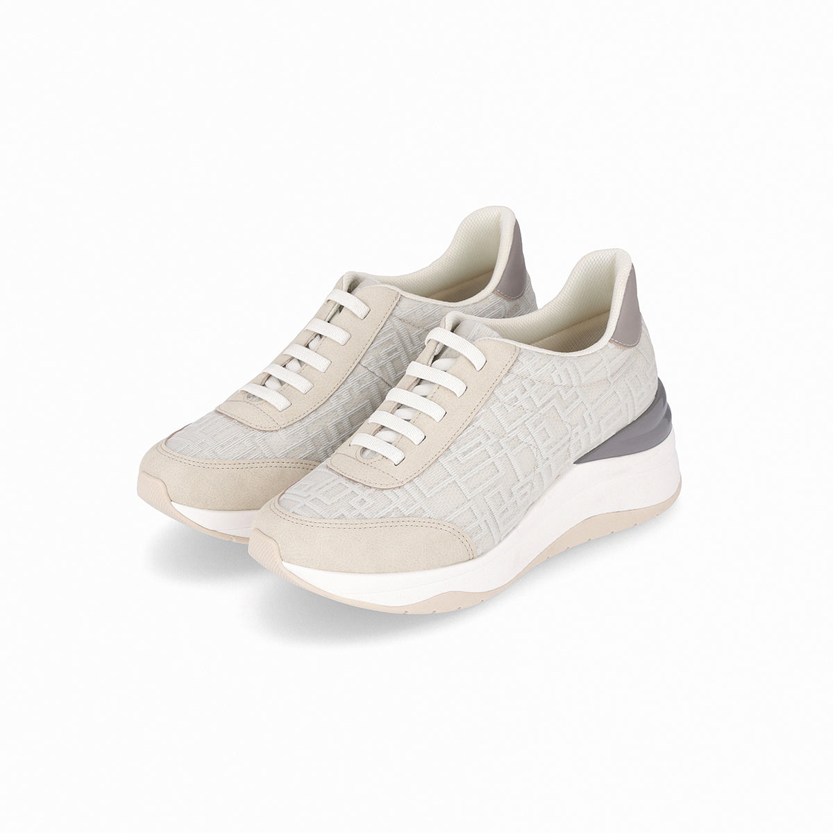 Par de tenis casuales blancos con tonalidades en café con plataforma 4 cm diseño geométrico en relieve para mujer, colección Nina. Elegantes y cómodos, suela adherente y calce fácil.