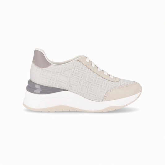 Tenis casuales blancos con tonalidades en café con plataforma 4 cm diseño geométrico en relieve para mujer, colección Nina. Elegantes y cómodos, suela adherente y calce fácil.