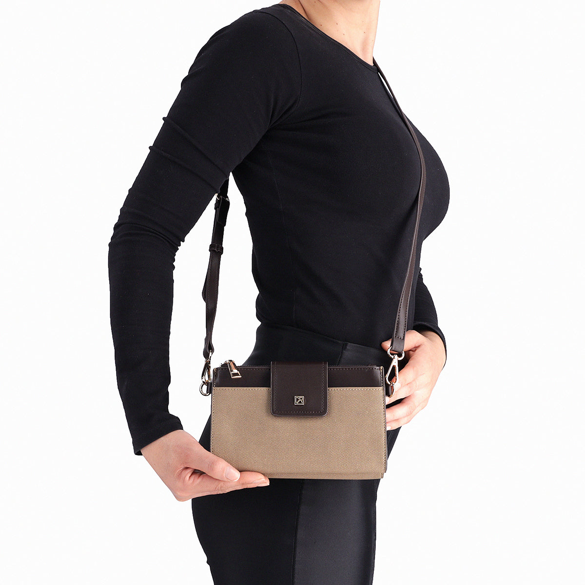 Bolsa crossbody con textura y cuatros compartimentos
