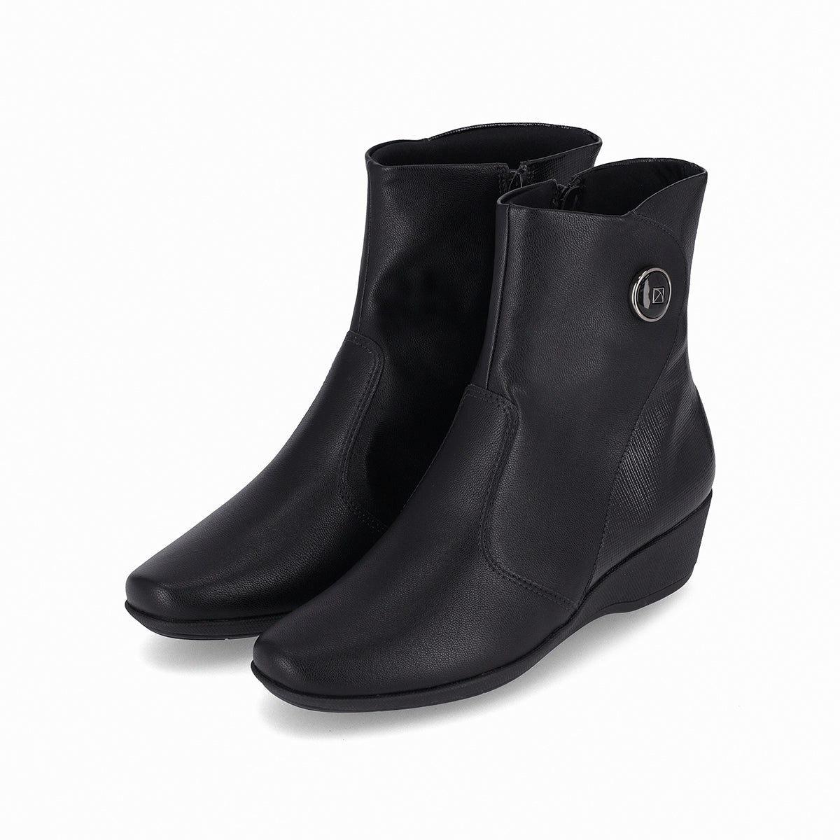 par de botines negros tacón bajo corrido 3 cm con cierre, arriba del tobillo para mujer colección Ivone. Cómodo, sostenible y elegante, con suela adherente.