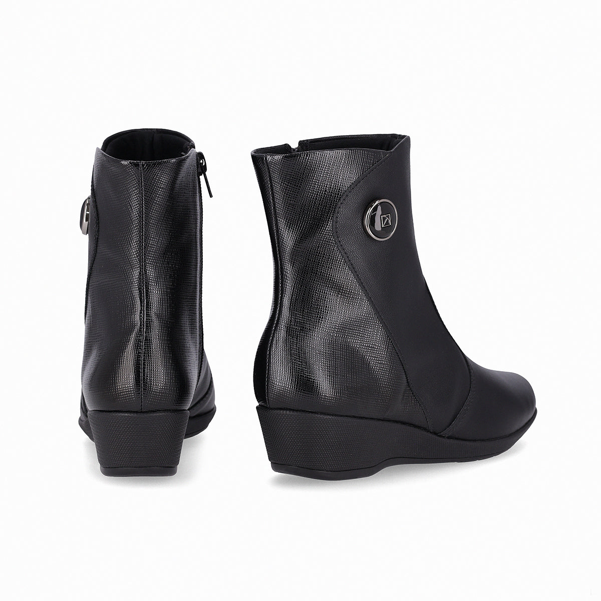 vista trasera botines negros para mujer con suela corrida tacón de 3 cm