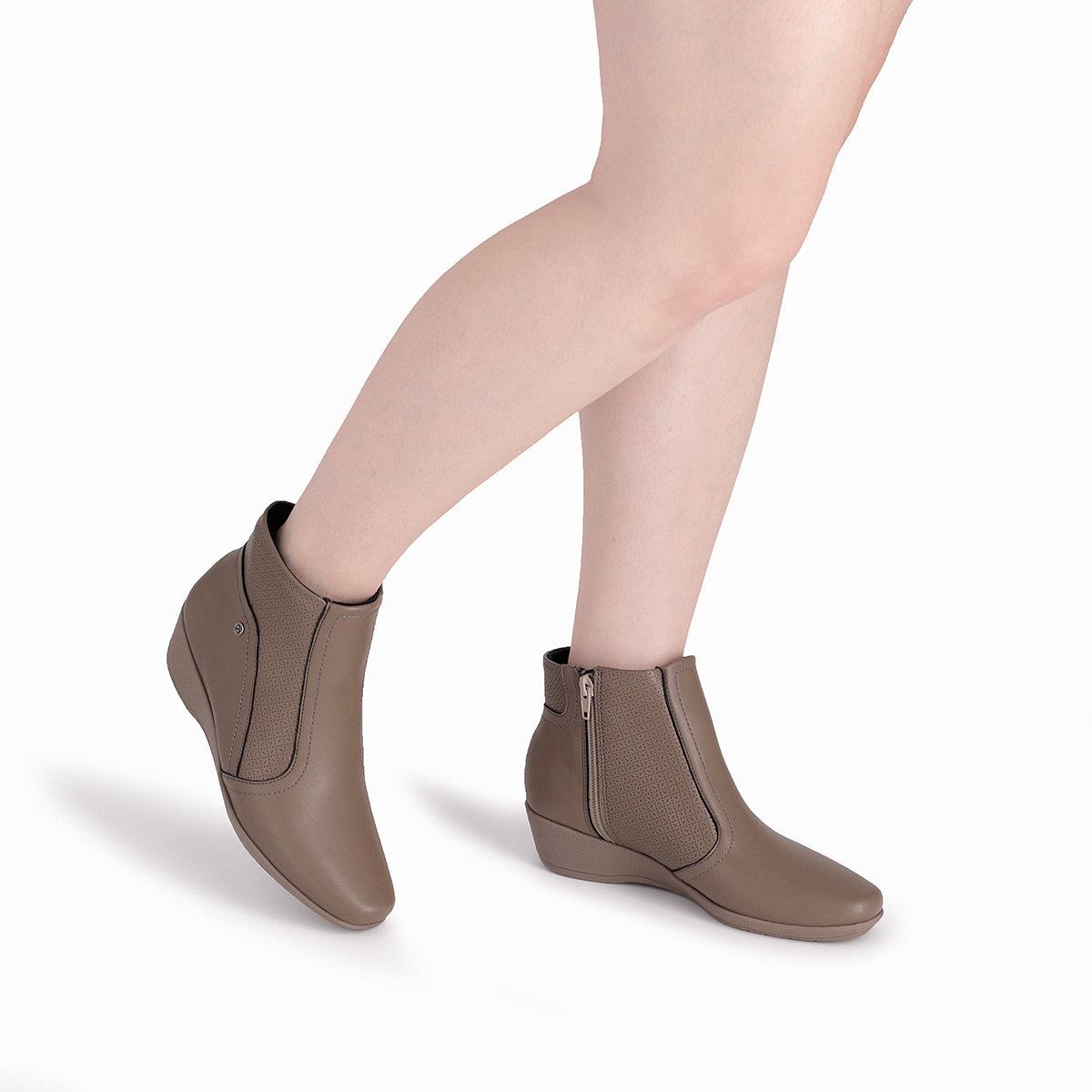 botin basico ivone al tobillo de tacon bajo corrido para mujer taupe. botines para mujer. botín para invierno.