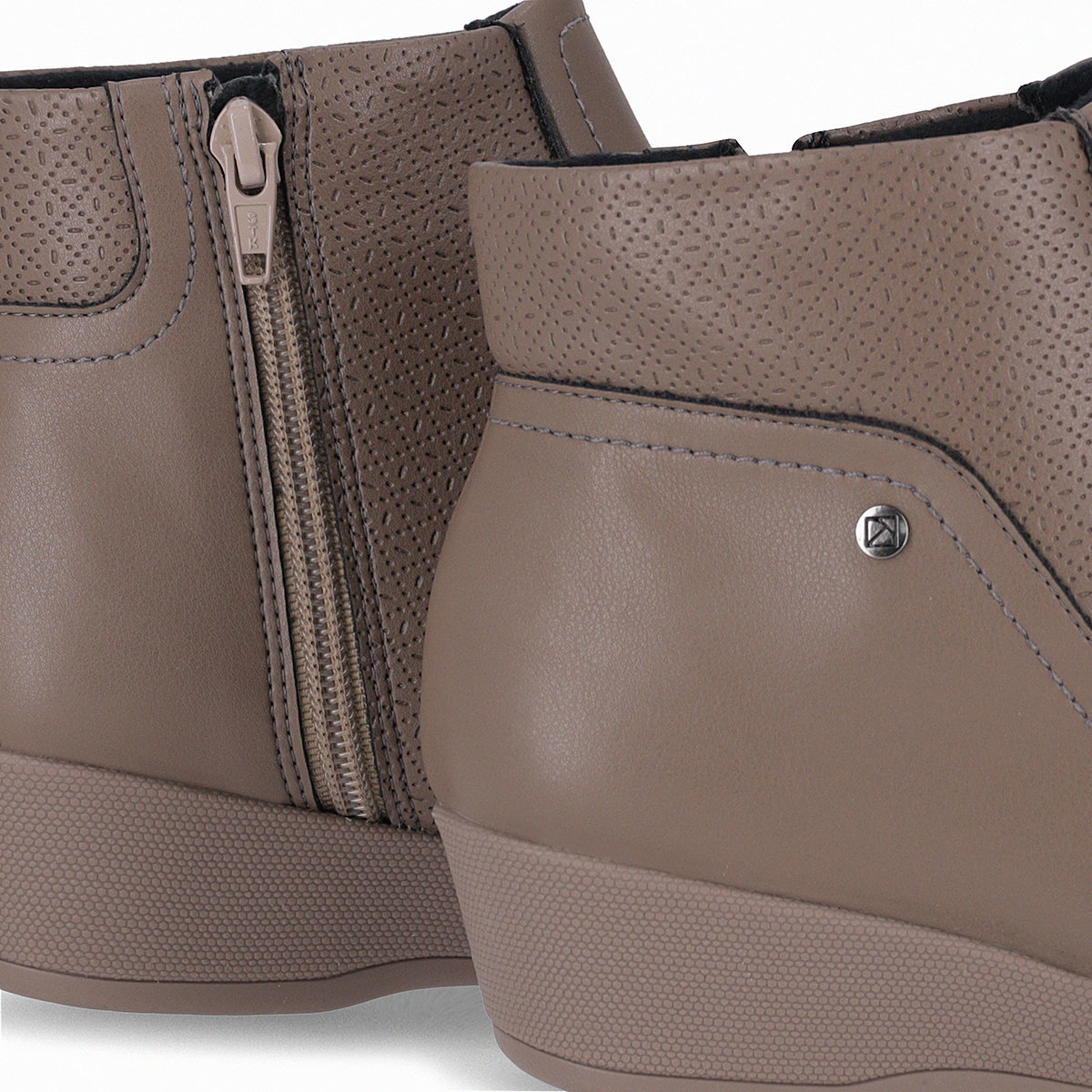 botin basico ivone al tobillo de tacon bajo corrido para mujer taupe. botines para mujer. botín para invierno.