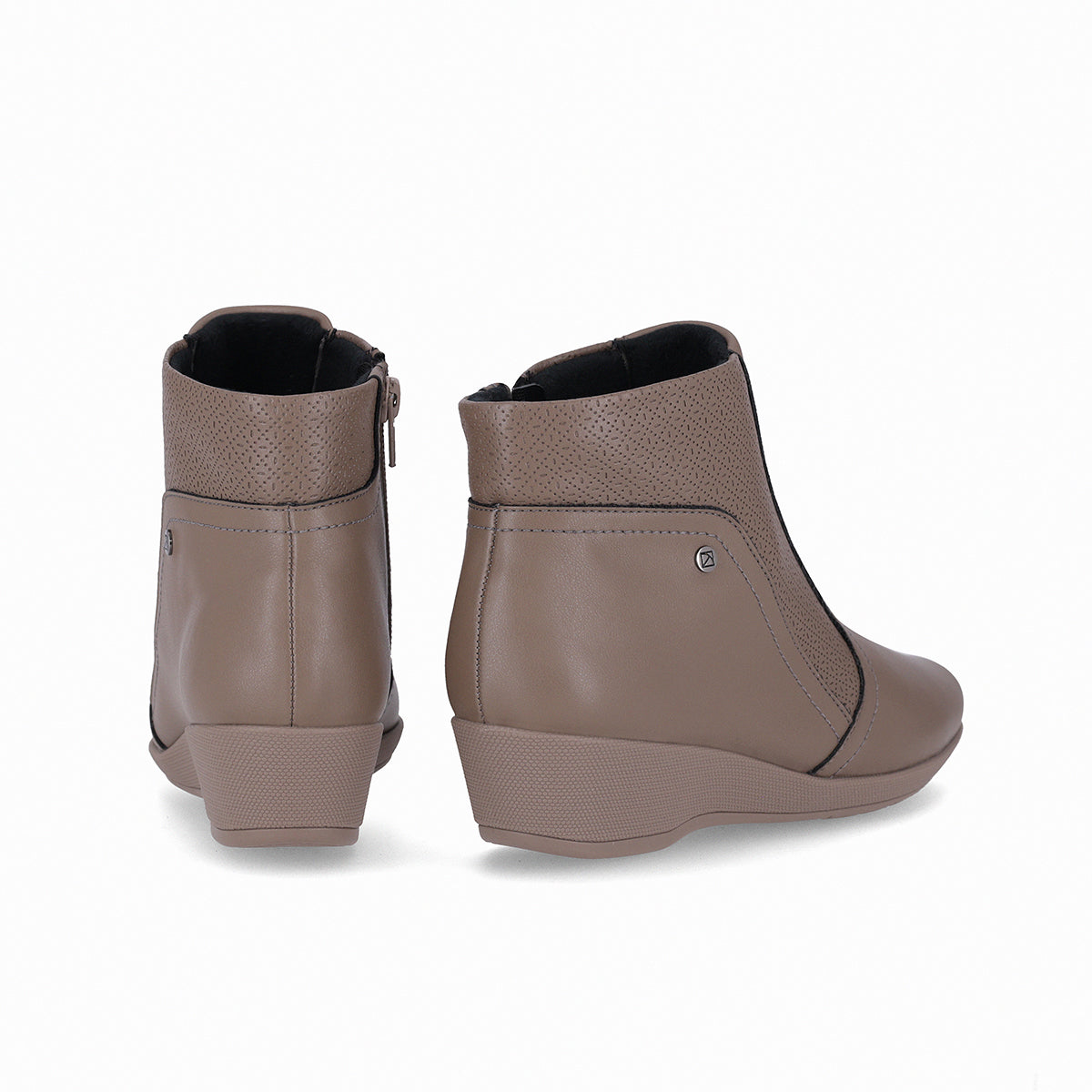botin basico ivone al tobillo de tacon bajo corrido para mujer taupe. botines para mujer. botín para invierno.