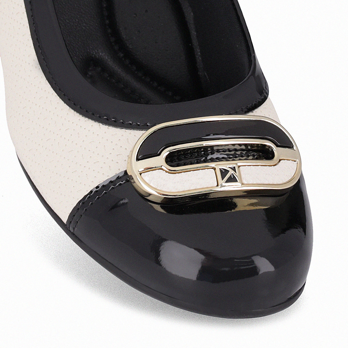 Zapatilla tacón medio 5 cm acercamiento al eslabón con toques dorados para mujer, diseño bicolor blanco y negro