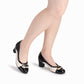 Modelando zapatillas tacón medio 5 cm con eslabón con toques dorados para mujer, diseño bicolor blanco y negro y plantilla cómoda