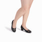 Modelando zapatilla negra tacón medio 5 cm con eslabón con toques dorados para mujer, diseño dos texturas tipo cap toe