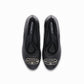Zapatilla negra tacón medio 5 cm con eslabón con toques dorados para mujer, diseño dos texturas tipo cap toe vista superior de la plantilla
