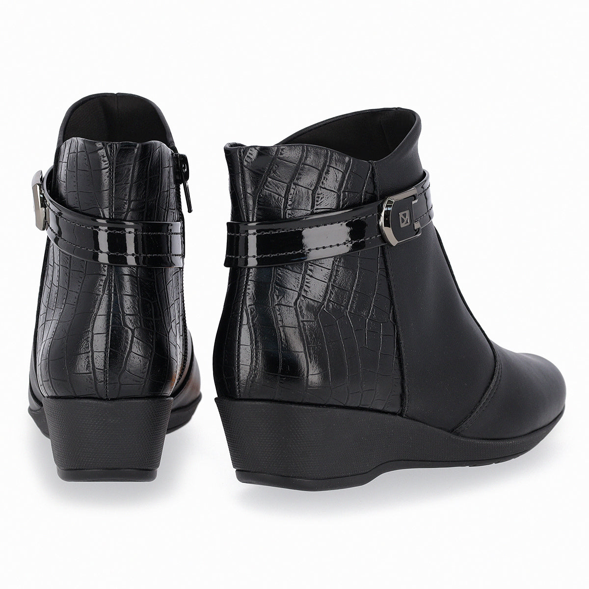 Botines color negro para mujer diseño al tobillo cuña media grabado tipo cocodrilo en la parte trasera vista desde atrás