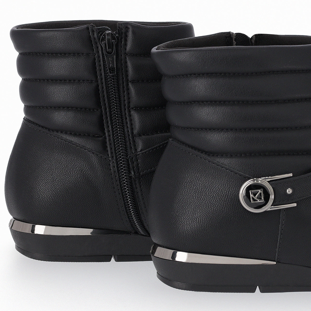 par de botines color negro para mujer con cierre interno