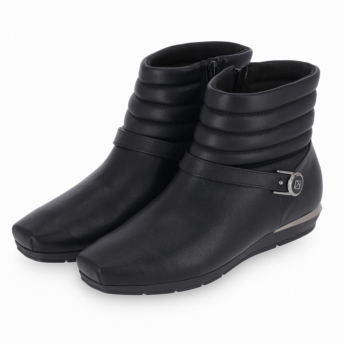 par de botines color negro cuña baja 1 cm decoración de cintillo a la altura del tobillo y detalle plateado en el tacón para mujer colección Raquel. Diseño juvenil y audaz