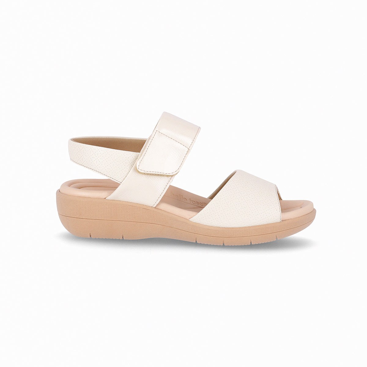 Sandalia color blanco de cuña media con tres tiras para mujer. Ajuste con velcro