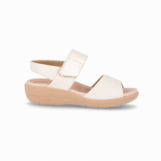 Sandalia color blanco de cuña media con tres tiras para mujer. Ajuste con velcro