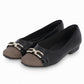 par de blerinas bicolor negro y café cuña baja 1.5 cm cap toe y aplicación al frente de eslabones para mujer