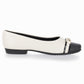 Balerina color blanco punta negra cuña baja 1.5 cm con aplique metálico de eslabones y puntera cap toe para mujer.