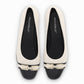 Balerina color blanco punta negra cuña baja 1.5 cm con aplique metálico de eslabones y puntera cap toe para mujer. Vista de la plantilla.
