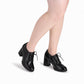 Modelando zapatos negros estilo cuadrado de tacón alto 7.5 cm, con agujetas y tacón ancho para mujer