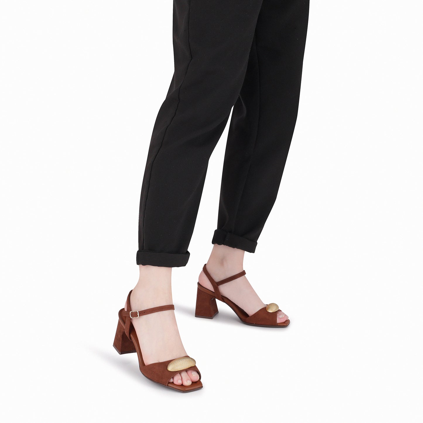 Sandalia tacón grueso elegante con correa ajustable y eslabón frontal - Flavia