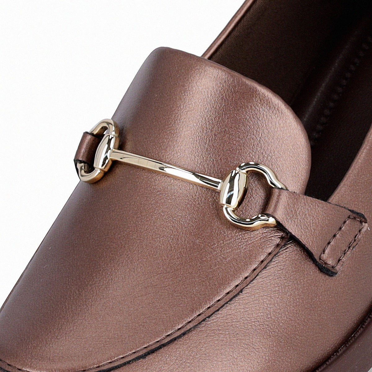 Mocasín de tacón bajo con detalle dorado - leci