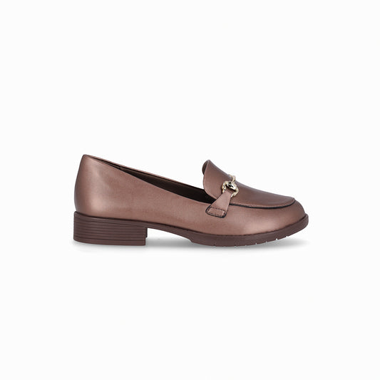 Mocasín de tacón bajo con detalle dorado - leci