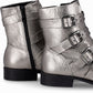 Botas color gris plateado para mujer arriba del tobillo con cierre lateral tacón bajo con hebillas y suela negra