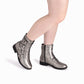 Botas color gris plateado para mujer arriba del tobillo con cierre lateral tacón bajo con hebillas y suela negra