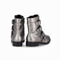Botas color gris plateado para mujer arriba del tobillo con cierre lateral tacón bajo con hebillas y suela negra desde atrás