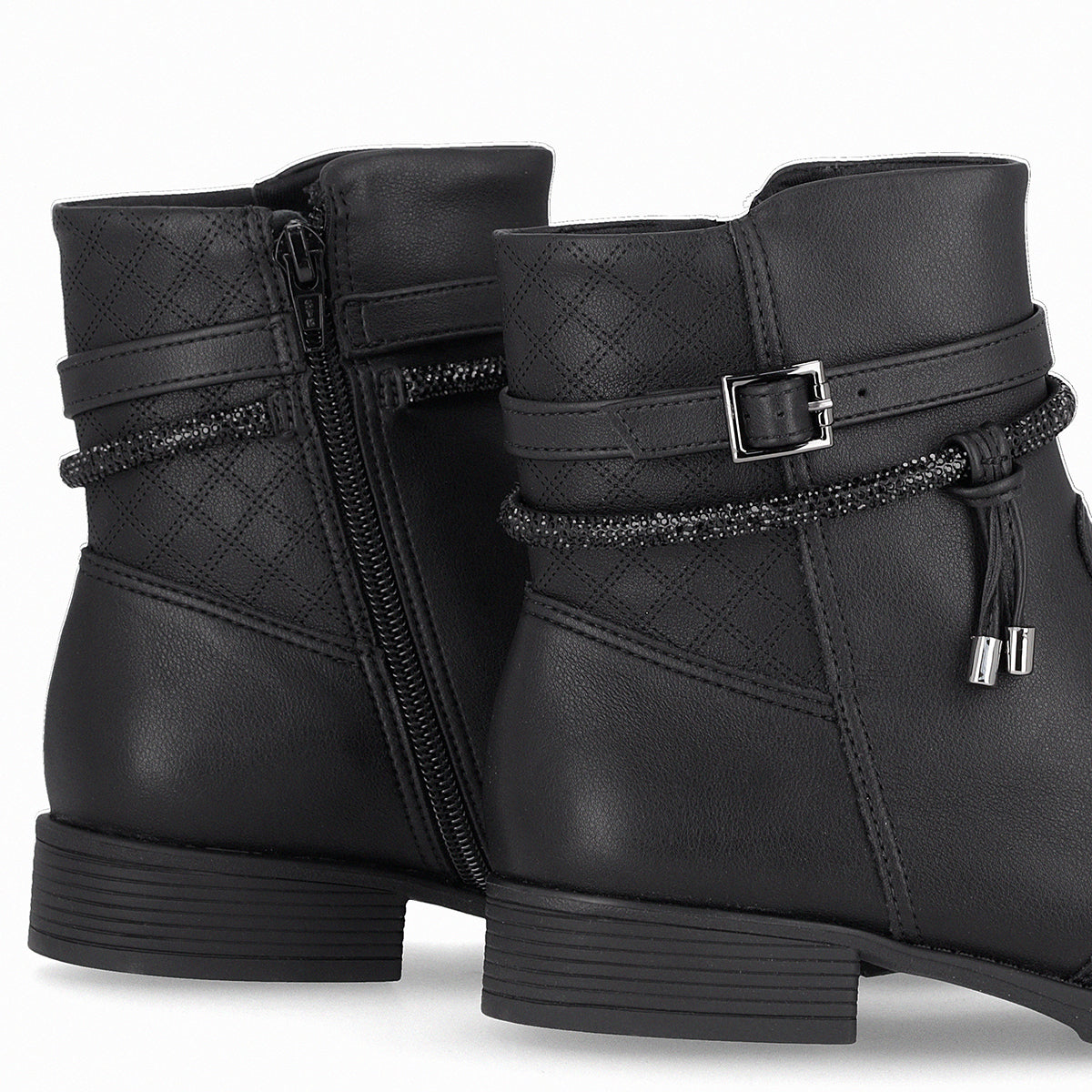 Botín tacón bajo con hebilla y tira decorativa – Leci