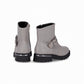 Botas para mujer color gris al tobillo de tacón bajo, detalle metálico en tacón y hebilla decorativa 