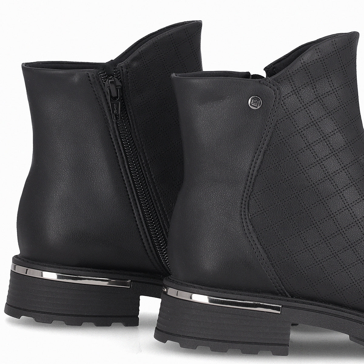 Botines doble textura de tacón bajo con detalle metálico - Gisa