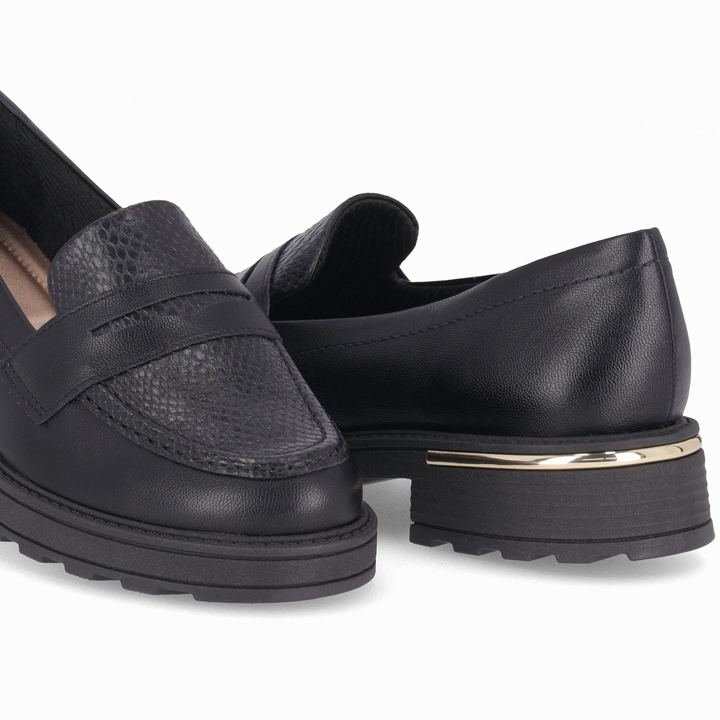 Mocasín de tacón medio con detalle dorado y textura  – Gisa